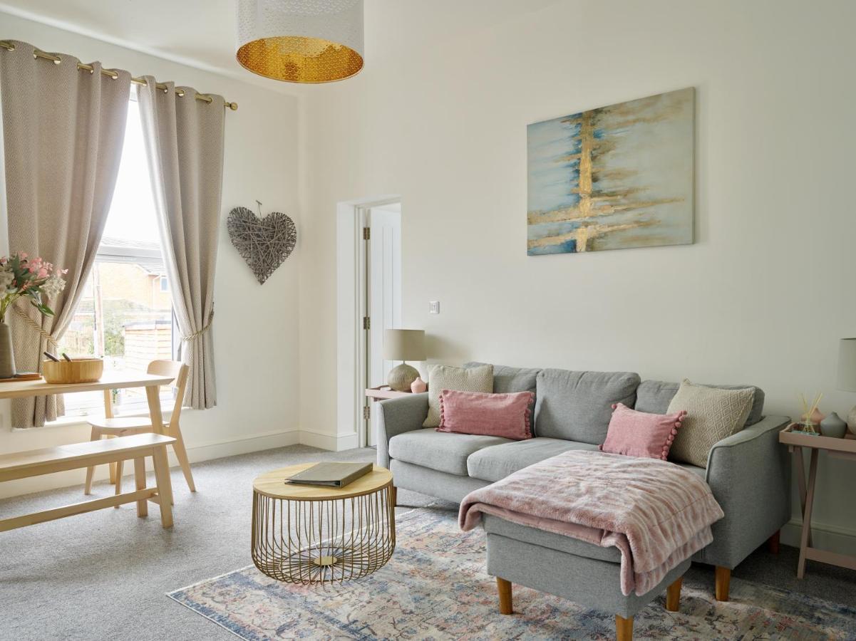 Curb Properties - Super 2 Bed Apartment 5 Min From Town Centre Cheltenham Buitenkant foto
