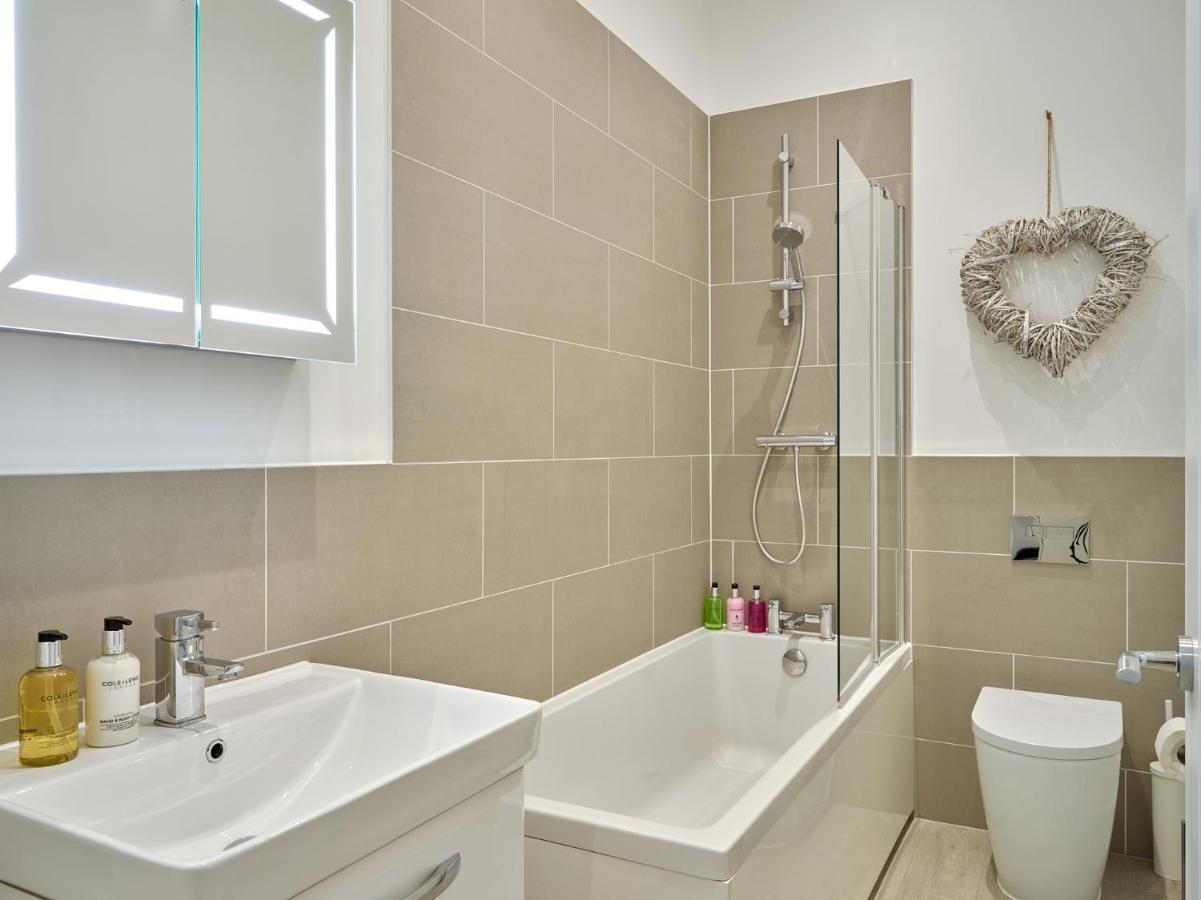 Curb Properties - Super 2 Bed Apartment 5 Min From Town Centre Cheltenham Buitenkant foto